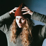 ​girl in red foto